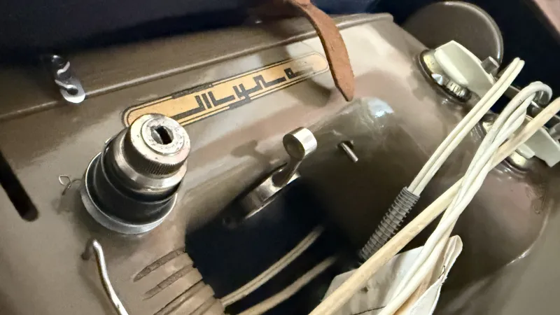 imagine 2  pentru anuntul Masina de cusut ruseasca - Veche