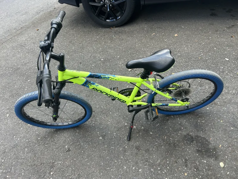 imagine 3  pentru anuntul Bicicleta Rockrider ST500 roti 20", cauciucuri albastre, stare f buna