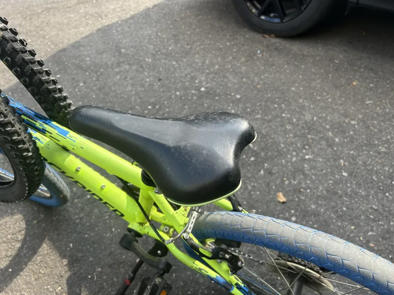 imagine 9  pentru anuntul Bicicleta Rockrider ST500 roti 20", cauciucuri albastre, stare f buna