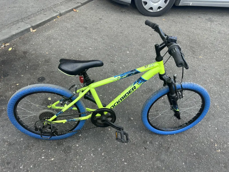 Bicicleta Rockrider ST500 roti 20", cauciucuri albastre, stare f buna