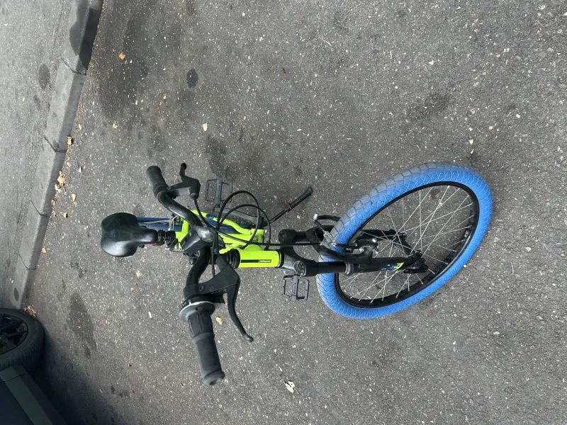 imagine 1  pentru anuntul Bicicleta Rockrider ST500 roti 20", cauciucuri albastre, stare f buna