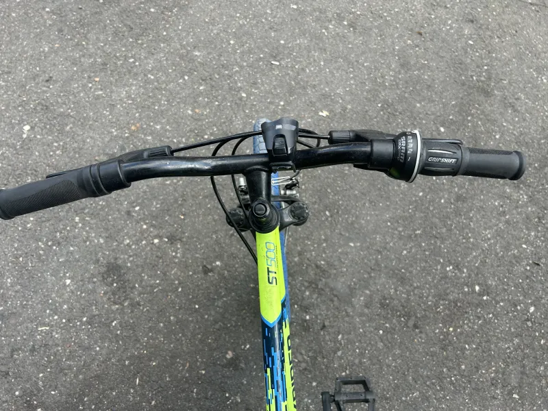 imagine 2  pentru anuntul Bicicleta Rockrider ST500 roti 20", cauciucuri albastre, stare f buna