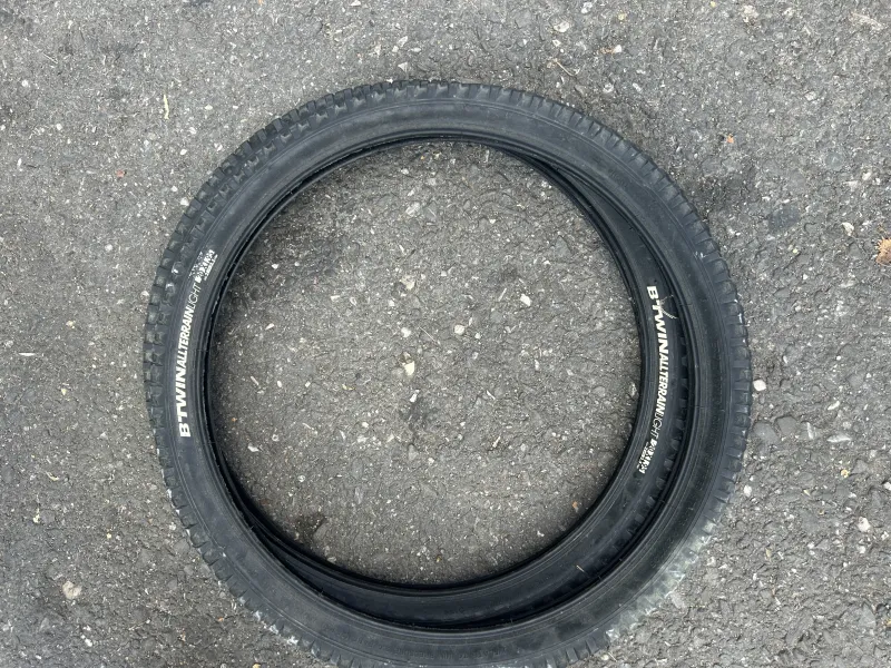 imagine 7  pentru anuntul Bicicleta Rockrider ST500 roti 20", cauciucuri albastre, stare f buna