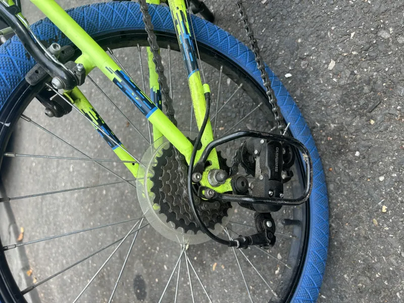 imagine 5  pentru anuntul Bicicleta Rockrider ST500 roti 20", cauciucuri albastre, stare f buna